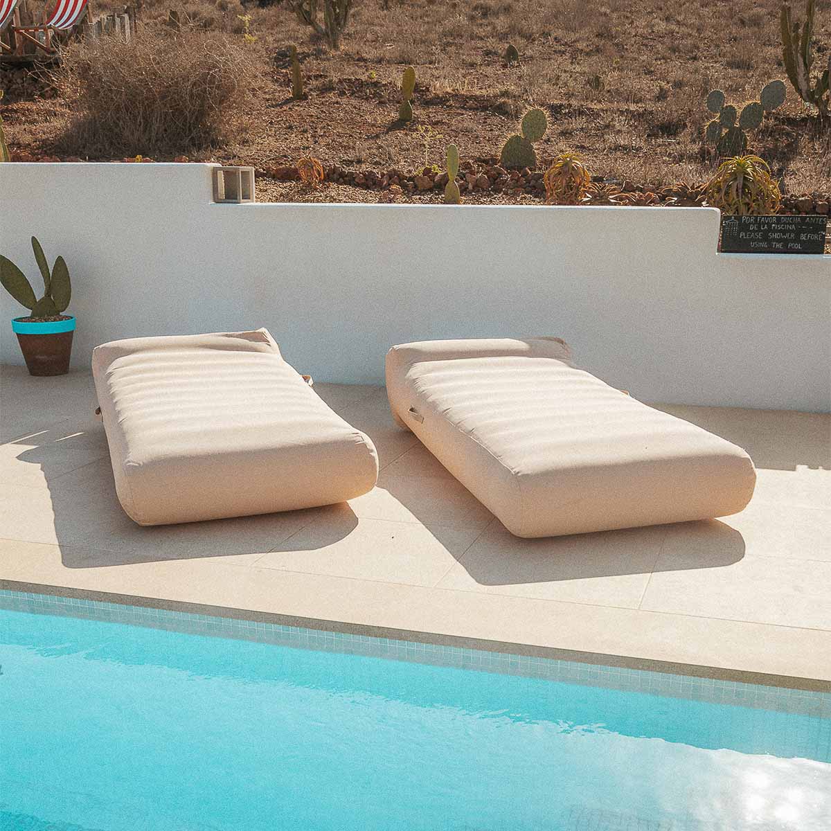 HEAVY DUTY INFLATABLE LOUNGER FOR GARDEN AND POOL (FLOATING) ILLETES